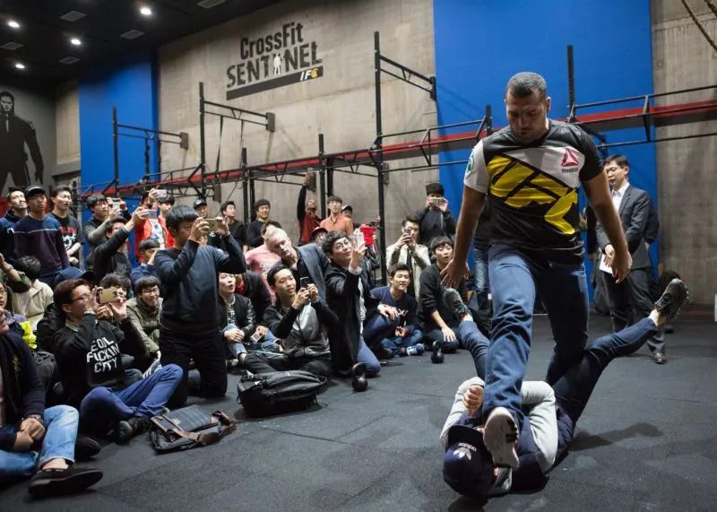 乐刻临时关闭北京门店,因Crossfit CEO发表种族言论,锐步将结束与其合作 乐刻临时关闭北京门店,因Crossfit CEO发表种族言论,锐步将结束与其合作